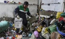 Nzambi Matee au milieu des déchets plastiques dont elle va faire des briques, le 16 février 2022 à Nairobi, au Kenya