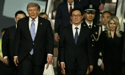 Le président américain Donald Trump descend de l’Air Force One et est accueilli par le vice-président chinois Han Zheng à son arrivée à l’aéroport international de Pékin, le 13 mai 2026