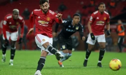 Manchester United et Bruno Fernandes, buteur sur penalty, restent sur un succès précieux contre Aston Villa à Old Trafford, le 1er janvier 2021