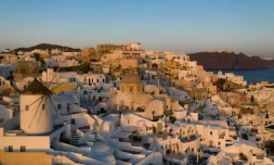 Coucher de soleil sur l'Ăźle de Santorin en GrĂšce le 14 juin 2020