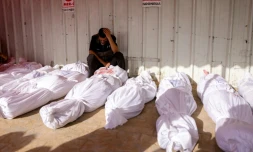 Un Palestinien pleure devant des corps de victimes des frappes israéliennes sur Jabalia, à l'hôpital indonésien de Beit Lahia, dans le nord de la bande de Gaza, le 14 mai 2025