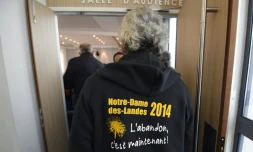 Un opposant à l'aéroport entre dans la salle d'audience, le 7 novembre 2016 à la cour administrative d'appel de Nantes