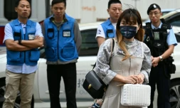 La militante Clarisse Yeung arrive au tribunal dans le cadre du plus grand procÚs de militants pro-démocratie à Hong Kong, le 29 novembre 2023