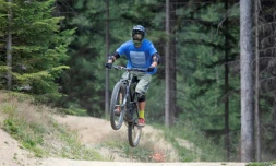 Un amateur de VTT sur un parcours à bosses, le 23 juillet 2021 à Sankt Corona am Wechsel, dans les Alpes autrichiennes