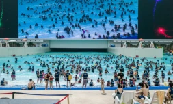 Des gens se baignent dans un mer artificielle dans le "New Century Global Center" de Chengdu, la capitale du Sichuan, le 25 juillet 2016