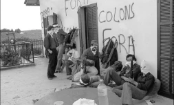 Des autonomistes corses masqués et armés devant une cave viticole pendant une prise d'otages à Aléria, le 21 août 1975 en Haute-Corse