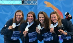 Les Françaises médaillées d'argent au relais 4x100 m 4 nages: Pauline Mahieu, Charlotte Bonnet, Beryl Gastaldello et Marie Wattel sur le podium des Championnats d'Europe de natation à Rome le 17 août 2022 
