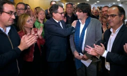 Le président catalan Artur Mas accueille Carles Puigdemont qui va lui succéder au poste, le 9 janvier 2016 à Barcelone