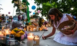 Une enfant devant le mémorial pour les victimes de la tuerie d'Uvalde, au Texas, le 27 mai 2022