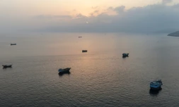 Des bateaux ancrés au large de la péninsule de Musandam, au nord d'Oman, prÚs du détroit d'Ormuz, le 27 juin 2026
