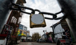Une porte verrouillée bloque l'accès au bar Holzmarkt 25 sur les rives de la Spree, à Berlin en Allemagne le 27 décembre 2021