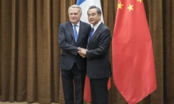 Le ministre chinois des Affaires étrangères Wang Yi (d) et son homologue français Jean-Marc Ayrault, le 14 avril 2017 à Pékin