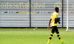 Le Français du Borussia Ousmane Dembélé quitte la pelouse après la photo officielle de l'équipe, le 9 août 2017 à Dortmund