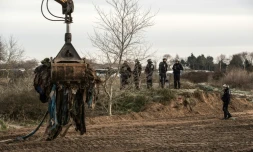 Un bulldozer est à l'oeuvre le 18 janvier 2016 dans le camp de "la Jungle", à Calais, dans le nord de la France