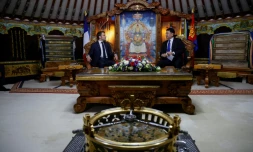 Le président mongol Ukhnaa Khurelsukh reçoit son homologue français Emmanuel Macron dans une yourte traditionnelle, le 21 mai 2023 à Oulan-Bator