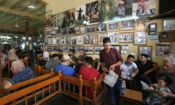 Des Irakiens attablés au café Shabandar, où se retrouve l'intelligentsia, le 18 août 2017 à Bagdad
