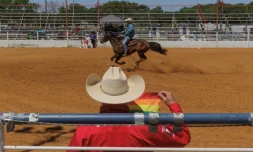 Mr. Rodeo Gay International 2023, Weston Crow-Tucker finit une course lors du Texas Tradition Rodeo à Denton au Texas, le 16 avril 2023
