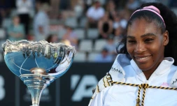 L'Américaine Serena Williams pose avec son trophée après sa victoire face à sa compatriote Jessica Pegula en finale du tournoi d'Auckland, le 12 janvier 2020