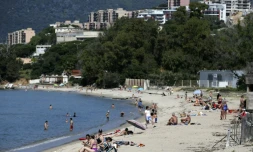 Baigneurs Ă la plage de Ricanto Ă Ajaccio, le 21 mai 2020