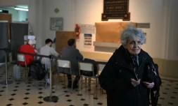 Une électrice attend de voter pour les législatives de mi-mandat en Argentine, le 26 octobre 2025 à Buenos Aires