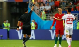 Le Portugais Cristiano Ronaldo écope d'un carton jaune après une faute sur l'Iranien Morteza Pouraliganji, lundi 25 juin 2018 à Saransk