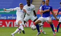 Ross Barkley (g) reprend et marque pour Chelsea sur le terrain de Leicester, le 28 juin 2020