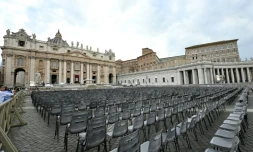 Des sièges vides sont alignés devant la basilique Saint-Pierre à la veille de la messe d'inauguration du pontificat de Léon XIV, sur la place Saint-Pierre au Vatican, le 17 mai 2025