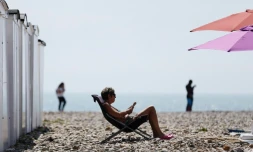 Plus grave que d'oublier sa crème solaire serait de boucler sa valise sans y avoir glissé un ou plusieurs bouquins à lire sous le parasol.