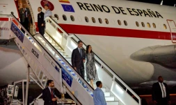 Le roi d'Espagne Felipe VI (L) et son épouse Letizia à leur arrivée à l'aéroport de La Havane, le 11 novembre 2019