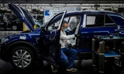 Une chaĂźne de montage dans une usine Volkswagen Ă Palmela, le 13 mai 2020 au Portugal