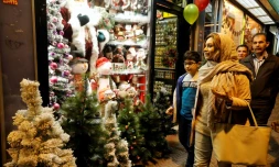 Des Iraniens regardent les décorations de Noël dans des boutiques de Téhéran, le 24 décembre 2016