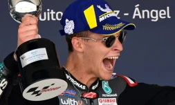 Fabio Quartararo sur la plus haute marche du podium pour la première fois de sa jeune carrière, le 19 juillet 2020, après sa victoire lors du grand Prix d'Espagne sur le circuit de Jerez.