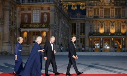 Brigitte Macron (de G à D), la reine Camilla, Charles III et Emmanuel Macron arrivent au château de Versailles, le 20 septembre 2023
