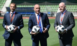 Le président de la Fédération espagnole de football Luis Rubiales entouré du président de l'UEFA  Aleksander Ceferin (g) et celui de la FIFA Gianni Infantino, le 24 juillet 2018 à Las Rozas près de Madrid