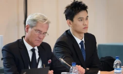 Le nageur chinois Sun Yang (d) et son avocat Ian Meaking lors de son audition publique devant le TAS, le 15 novembre 2019 à Montreux