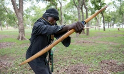 Un membre du groupe de vigilance "Pala-Coton Tchad", s’entraîne dans une forêt à Pala, dans le Mayo-Kebbi Ouest, le 15 juin 2024 au Tchad