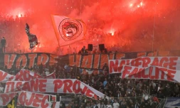 Des supporters marseillais mécontents des résultats de leur club affichent leur colÚre avant le choc face à l'Olympique lyonnais, dimanche 12 mai au stade Vélodrome de Marseille