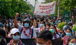 Photo prise et diffusée le 13 avril 2021 par une source anonyme via Facebook d'une manifestation à Mandalay contre le coup d'Etat militaire en Birmanie