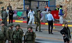 Des forces israéliennes inspectent les lieux d'une attaque à l'arme à feu en Cisjordanie occupée, le 13 décembre 2018