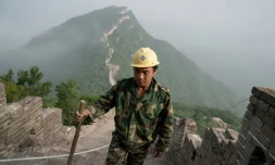 Un ouvrier inspecte le travail de réfection d'un morceau de la Grande muraille de Chine, le 17 mai 2019 à Xiangshuihu