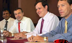 Vendredi 10 septembre 2004 -

Jacques Pech, Axel Binard, Jean Guy Lengliné, directeur d'Air France, Ayoub Ingar, responsable communication d'Air France (de droite à gauche)