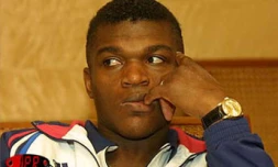 Marcel Dessailly. De retour de son match amical disputé contre l'Australie dimanche 11 novembre 2001 (1 à 1), l'équipe de France a  fait escale à La Réunion le lundi  12 novembre 2001