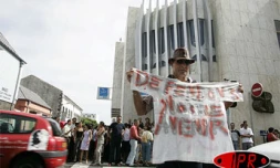 Jeudi 4 mars 2005

Le personnel en grève de la  Banque de La Réunion