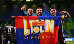 L'attaquant nĂ©erlandais de Lyon, Memphis Depay (g), fĂȘte la victoire avec ses coĂ©quipiers contre Manchester City en quart de finale de la Ligue des champions, Ă Lisbonne, le 15 aoĂ»t 2020