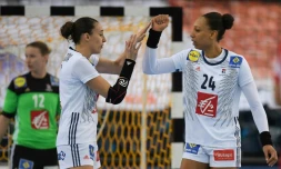 Les Françaises Camille Ayglon-Saurina et Béatrice Edwige ont assuré contre la Hongrie à Leipzig, le 10 décembre 2017