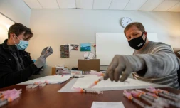 Remplissage des seringues avant la vaccination à Central Falls (Rhode Island, Etats-Unis), le 13 février 2021