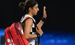 La Française Caroline Garcia salue les spectateurs après sa défaite face à l'Américaine Danielle Collins au 3e tour de l'Open d'Australie, le 18 janvier 2019 à Melbourne 