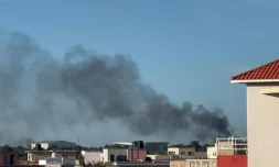Une colonne de fumée s'élève dans le ciel de Bamako où retentissent coups de feu et explosions, le 17 septembre 2024