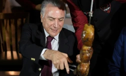 Le président brésilien Michel Temer lors d'un barbecue auquel des ambassadeurs étrangers étaient invités après une réunion d'urgence sur le démantèlement d'un réseau de commercialisation de viande avariée au Brésil, le 19 mars 2017 à Brasilia