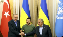 Le président turc Recep Tayyip Erdogan (à gauche) avec son homologue ukrainien Volodymyr Zelensky (centre) et le secrétaire général de l'ONU, Antonio Guterres (droite), le 19 août 2022 à Lviv, dans l'ouest de l'Ukraine
